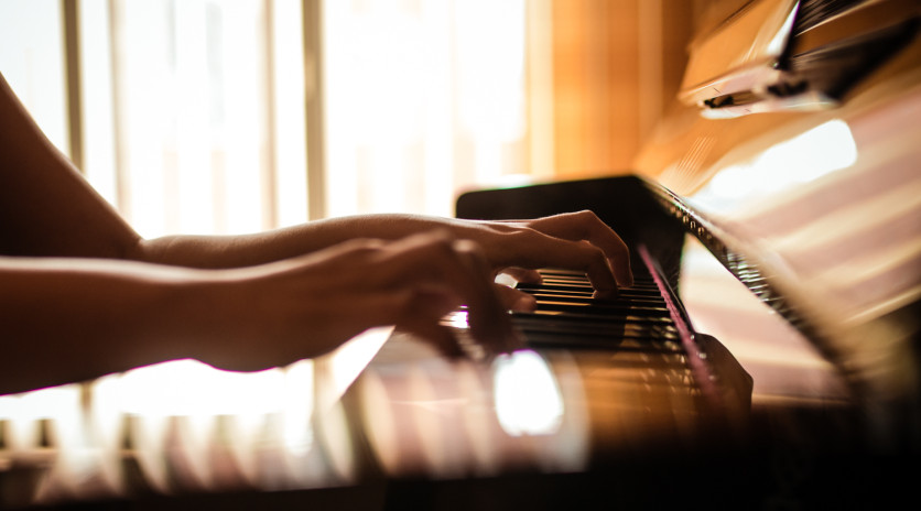 hands on the piano keyboard