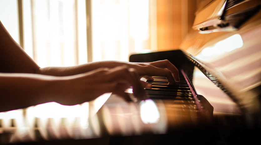 hands playing the piano