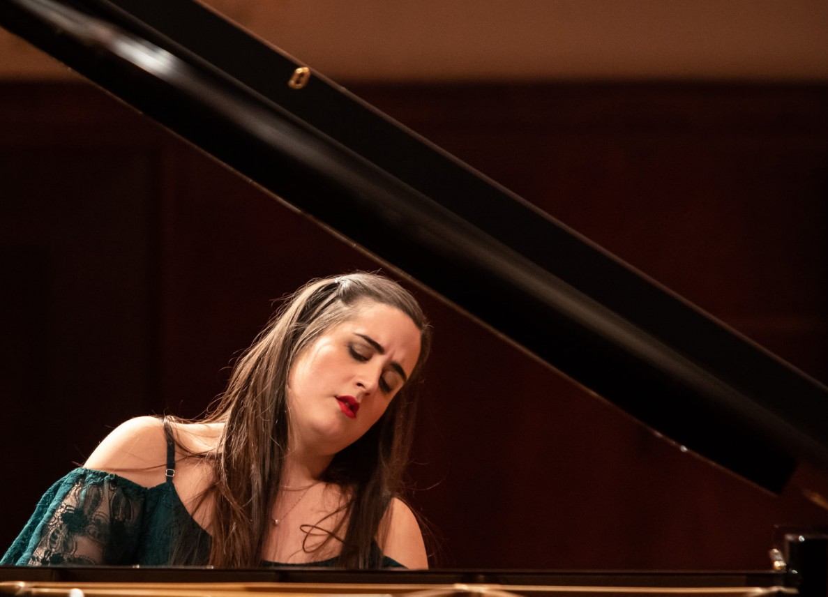 Leonora Armellini przy fortepianie