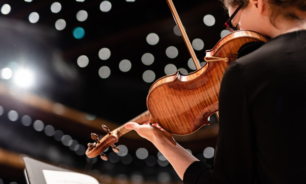 violinist at the NOSPR stage